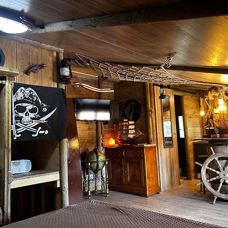 Les Chambres De Paulette Chambres A Theme Jack Sparrow Сент-Марі-ла-Мер Екстер'єр фото