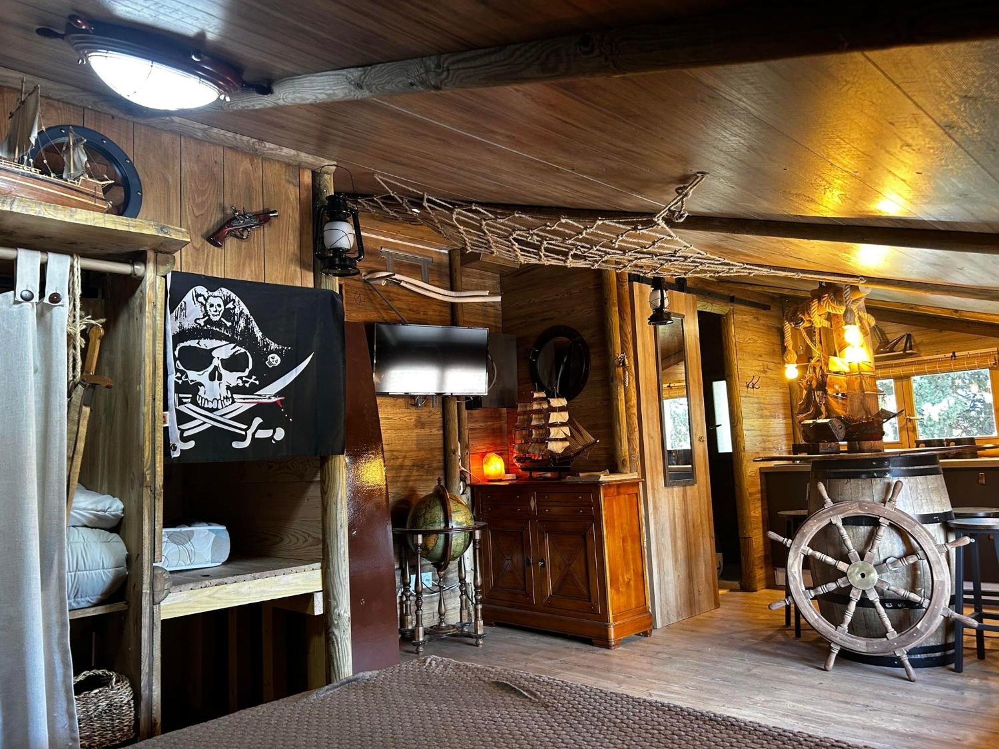 Les Chambres De Paulette Chambres A Theme Jack Sparrow Сент-Марі-ла-Мер Екстер'єр фото